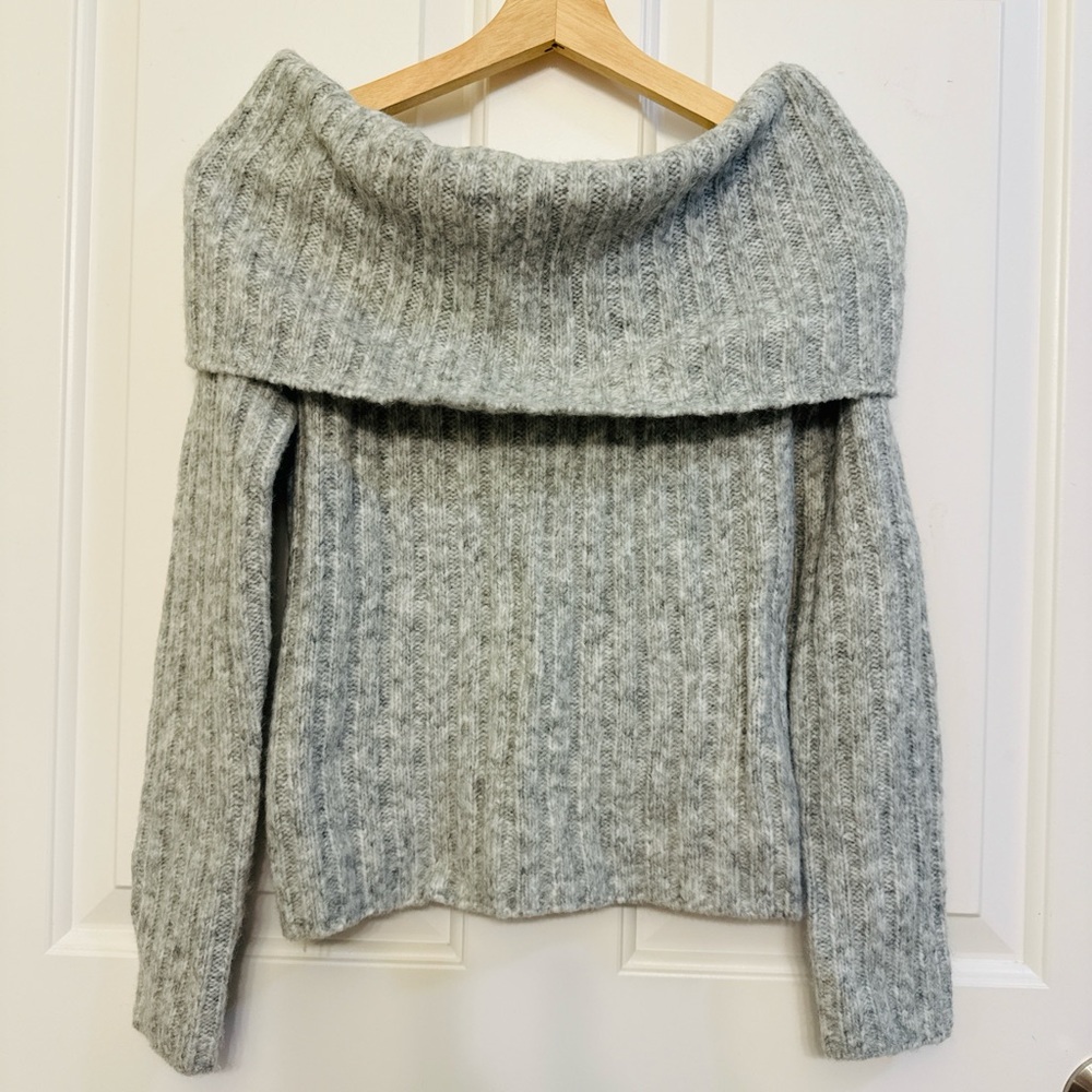 Abercrombie & Fitch Light Gray Off-Shoulder Sweater
